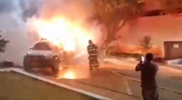 Homem colocou fogo em viatura da Polícia de São Paulo, captura de vídeo mostra veículo incendiado 