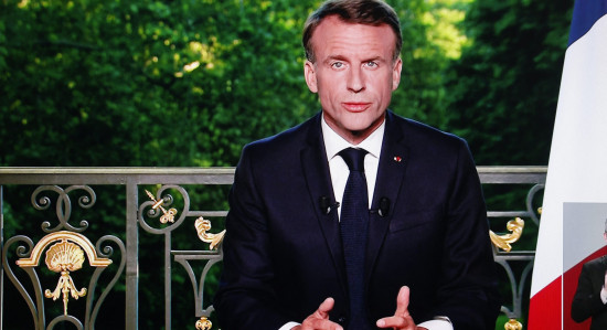 Macron em discurso, durante o qual anunciou que convoca novas eleições gerais em 30 de junho, em Paris