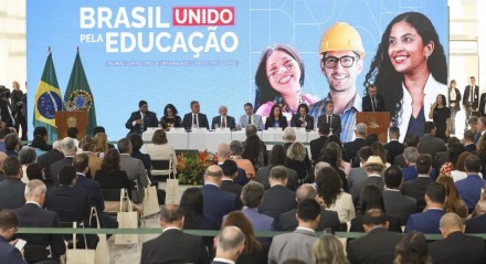 Em reunião com reitores de universidades e institutos federais, no Palácio do Planalto, Lula disse que a expansão universitária e de institutos federais é essencial para desenvolver a aptidão produtiva
