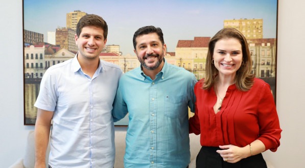 O prefeito do Recife, João Campos, o novo secretário executivo de Inovação Urbana, Ed Ruas, e a presidente estadual do Solidariedade, Marília Arraes 