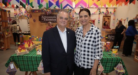 Presidente da Fecomércio, Bernardo Peixoto, e gerente do Instituto JCMP, Flávia Siqueira, na Loja Artesanato de Talentos no RioMar