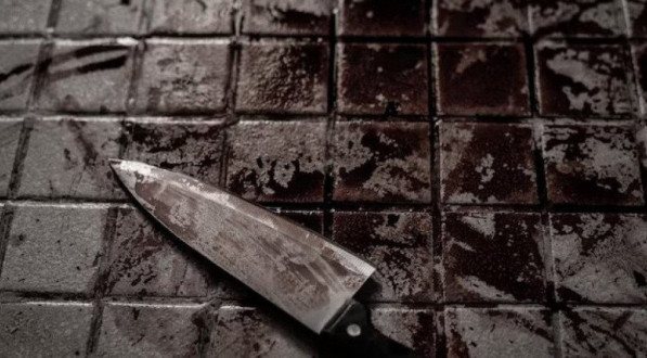 imagem de faca suja de sangue para representar questão sobre morte por esfaqueamento