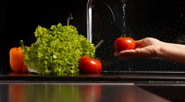 Imagem ilustrativa da higienização de frutas e verduras