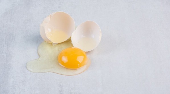 Imagem ilustrativa de ovo quebrado, com gema e clara