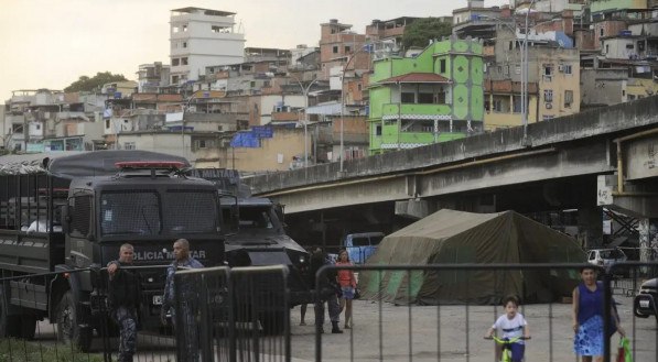 Policial morre e outro fica ferido em confronto no Complexo da Maré
