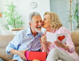 Imagem de casal de idosos trocando presentes no Dia dos Namorados