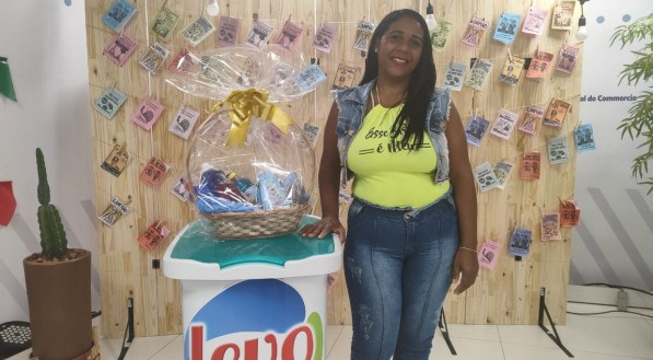 12&ordf; ganhadora do Tanquinho: Jackeline Viegas dos Santos Silva, do bairro Santa Rosa, Caruaru