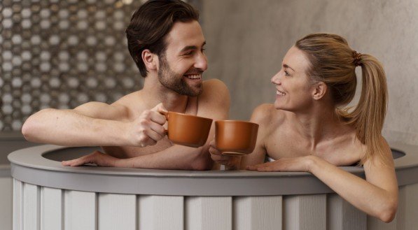 Close-up de casal relaxando na sauna
