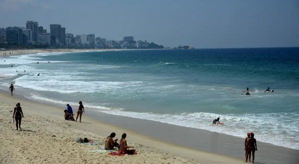 Imagem de praia, destino comum em datas como feriados