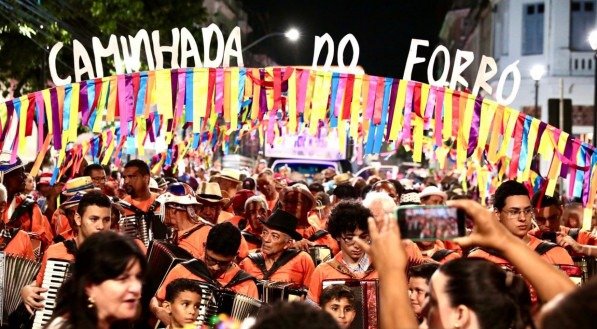 Caminhada do Forr&oacute; 2024 agita as ruas do Bairro do Recife