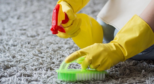 Imagem de pessoa limpando tapete