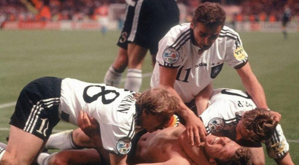 Imagem dos jogadores da Alemanha na Euro de 1996 abraçados
