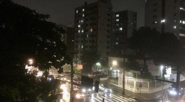 Chuva provoca transtorno, alagamentos e deslizamento de barreiras em Pernambuco