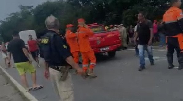 Imagem do atendimento a um acidente na BR-232