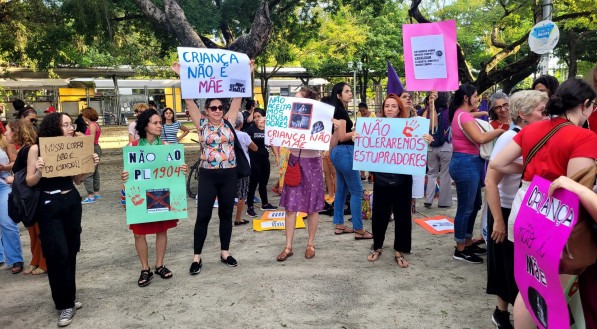 Protesto no Recife contra PL que equipara o aborto ao crime de homicídio