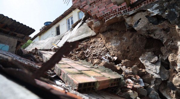 Murro de arrimo desaba por cima de uma residência no Córrego José Idalino, bairro de Brejo da Guabiraba