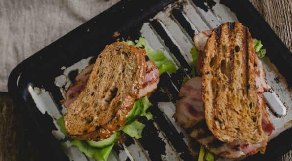 Imagem de sanduiches em sanduicheira desgastada