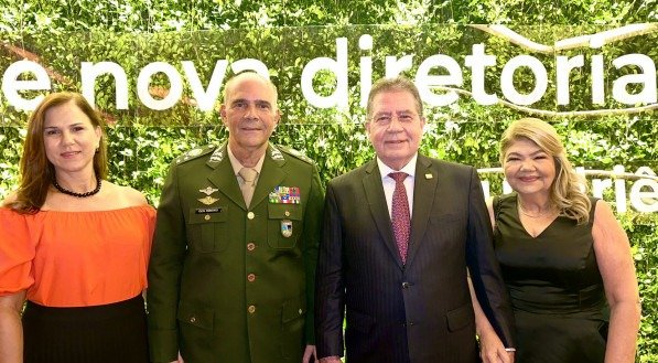 Bruno Veloso, na sua posse na presidência da Fiepe, com a esposa Tereza e o comandante militar do Nordeste, general Maurílio Ribeiro e a esposa Marciane