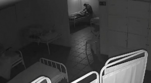 Câmera de segurança da unidade de saúde filmou momento em que vítima sofreu a violência, em novembro de 2023