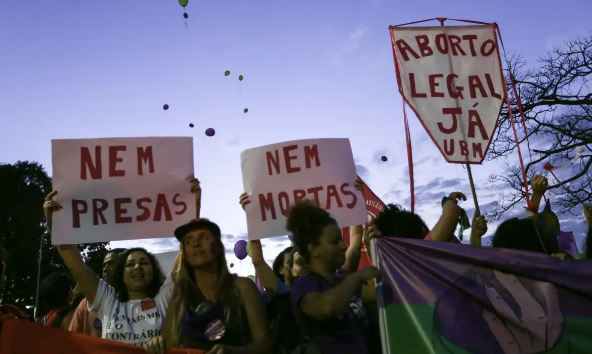Legisla&ccedil;&atilde;o em vigor no Brasil prev&ecirc; que a mulher tem direito ao aborto nos casos de gravidez decorrente de estupro, se a gesta&ccedil;&atilde;o representar risco de vida &agrave; mulher e se for caso de anencefalia fetal 