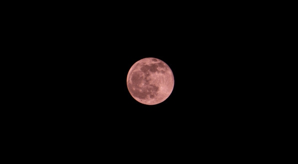 Imagem ilustrativa de uma Lua Cheia de Morango