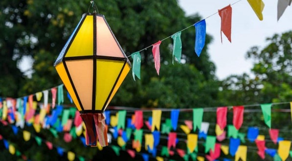 Imagem ilustra bandeirinhas e balão de de São João; festa é celebrada no dia 24 de junho
