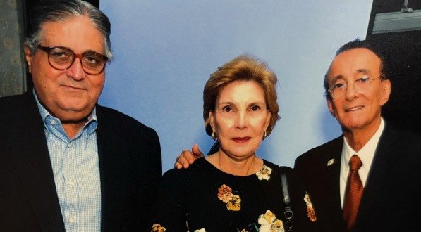 Os acadêmicos José Paulo e Lectícia Cavalcanti recebem Moisés Wolfenson, em evento na Academia Pernambucana de Letras