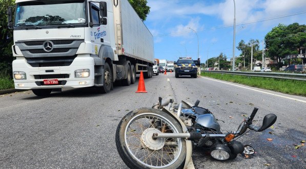 A passageira de um aplicativo de transporte por motos, como Uber e 99 Moto, morreu violentamente depois de ser arrastada por uma carreta na manh&atilde; da quarta-feira (19/6), na BR-101, no Ibura