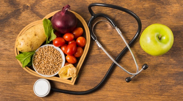 Alimentos saudáveis e equipamentos médicos