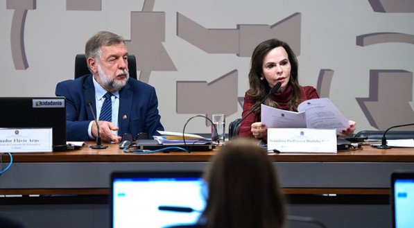 Flávio Arns, presidente da CE, e Professora Dorinha Seabra, relatora, que apresentou substitutivo ao projeto do Executivo