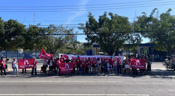 Familiares e amigos de Marina Kohler Harkot realizaram um protesto no Fórum da Barra Funda, em São Paulo, mesmo com o adiamento do julgamento
