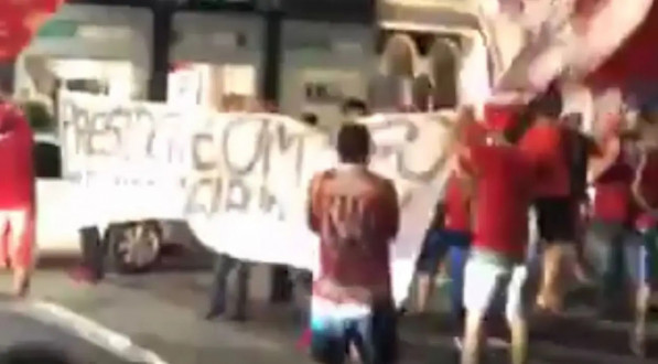 Imagem do protesto da torcida alvirrubro em frente à sede do Náutico