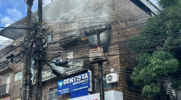 Incêndio em prédio comercial em Camaragibe