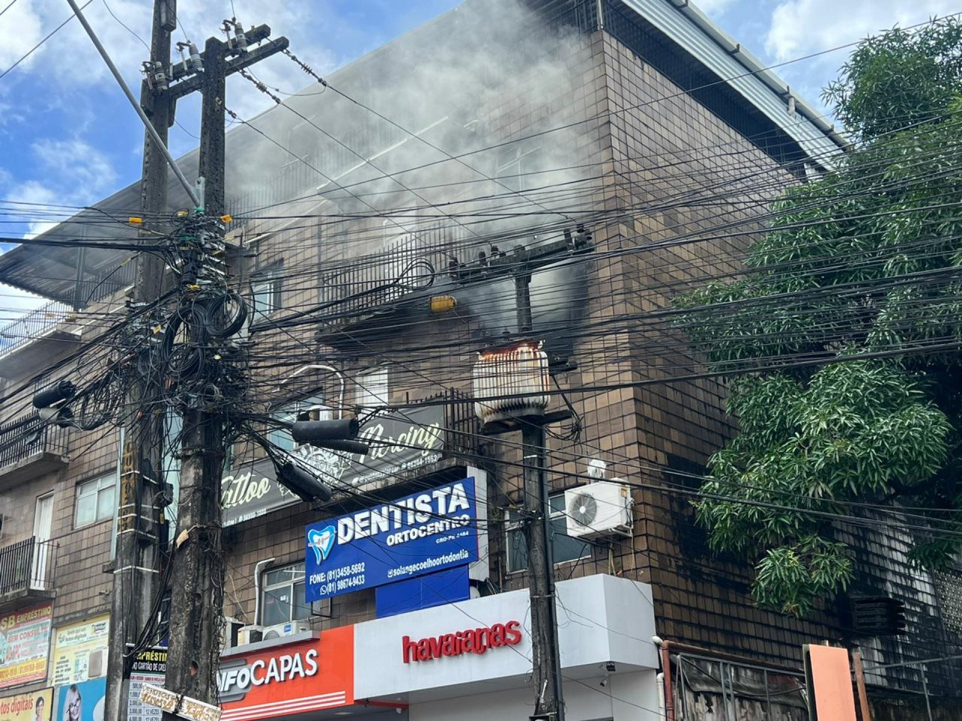 Incêndio atinge prédio em Camaragibe e pessoas são socorridas; veja atualizações