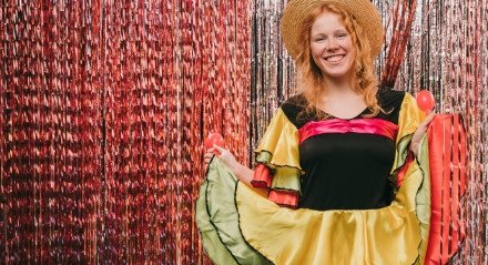 garota vestida para a festa junina