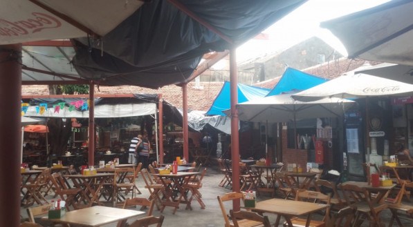 Mercado da Boa Vista com coberta improvisada com lonas