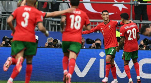 Imagem de Cristiano Ronaldo comemorando um dos gols de Portugal sobre a Turquia com os companheiros