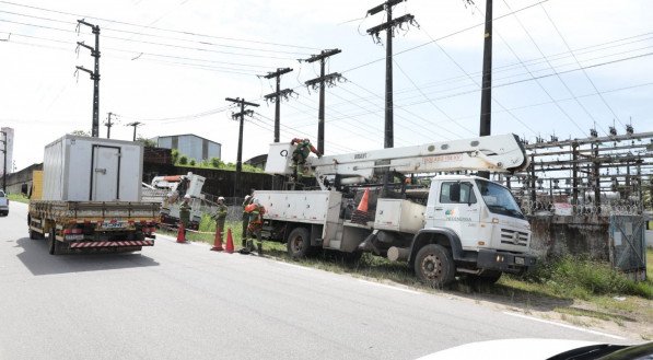 Equipe da Neoenergia trabalha para reparar danos causados por incêndio em subestação em Paratibe