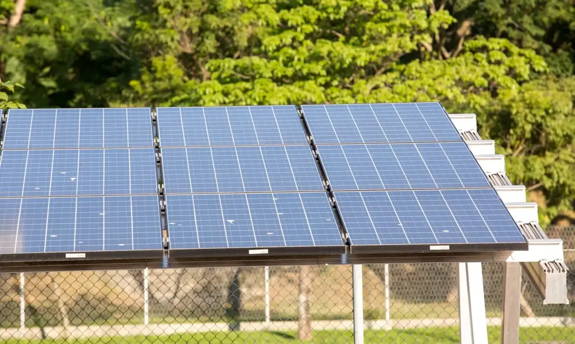 Grandes usinas solares igualam capacidade da hidrelétrica de Itaipu