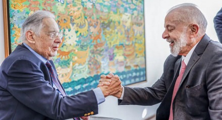 O presidente Lula em encontro com o ex-presidente FHC