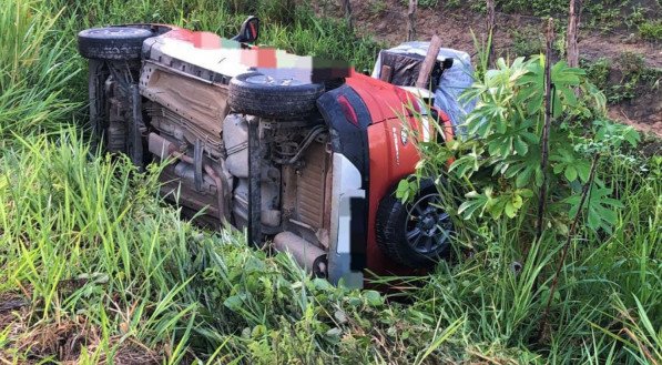 Carro que transportava um grupo de forrozeiros capotou na BR-232 nesta segunda (24) de São João