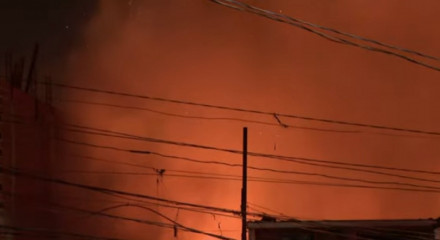 Incêndio atinge favela em São Paulo