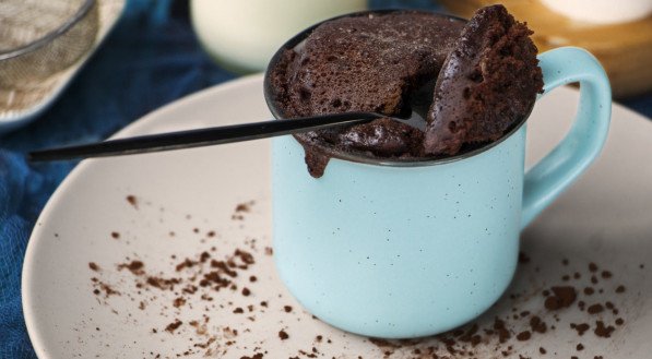 Imagem de bolo de chocolate em uma caneca