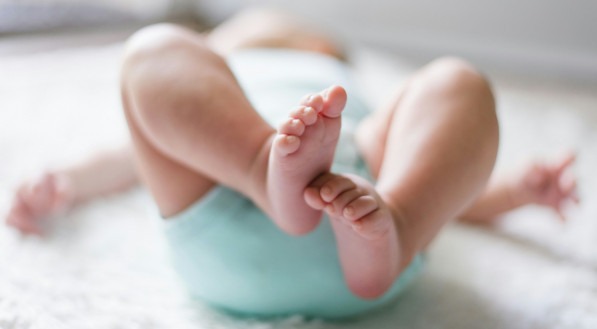 Imagem ilustrativa dos pés de um bebê recém-nascido 