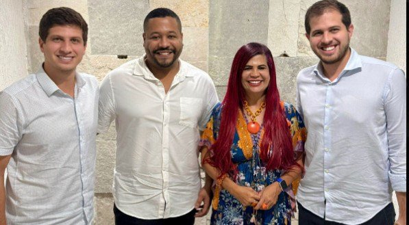 João Campos em foto postada nas redes sociais confirmando apoio ao candidato do PT em Olinda