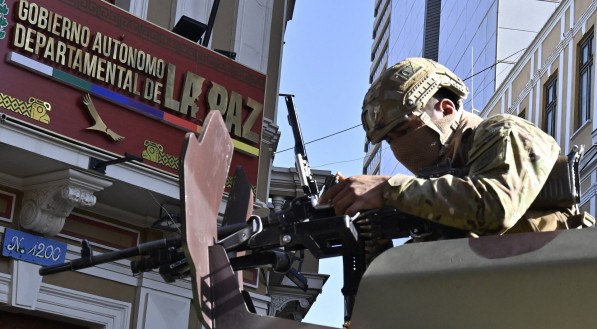 Militares chegaram a invadir a sede do governo boliviano nesta quarta-feira (26)
