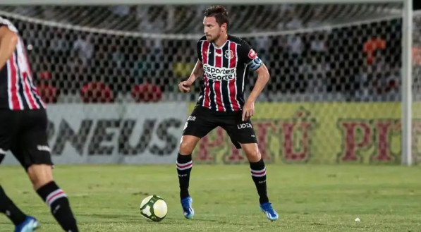 Imagem do zagueiro Rafael Pereira em ação com a camisa do Santa Cruz