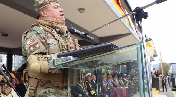O chefe do ex&eacute;rcito boliviano, general Juan Jose Z&uacute;&ntilde;iga, durante evento militar em La Paz
