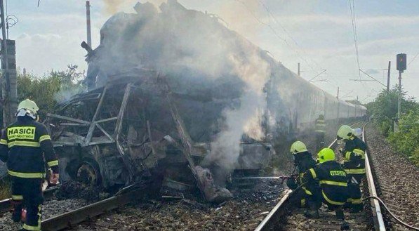 Colisão entre trem e ônibus deixa 7 mortos e 5 feridos na Eslováquia