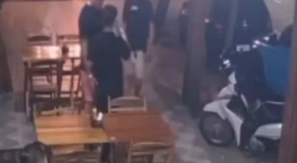 Câmera de segurança mostra momento do assédio a garçonete em restaurante no Ceará